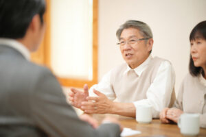 相続の相談をする老夫婦のイメージ